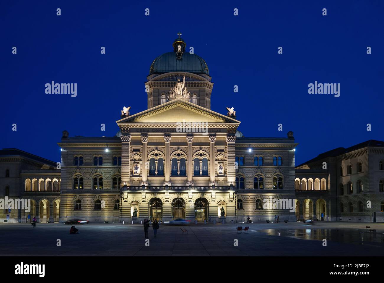 Blick auf das Schweizer Parlamentsgebäude in der Nacht. Bern, Schweiz - Juni 2022 Stockfoto