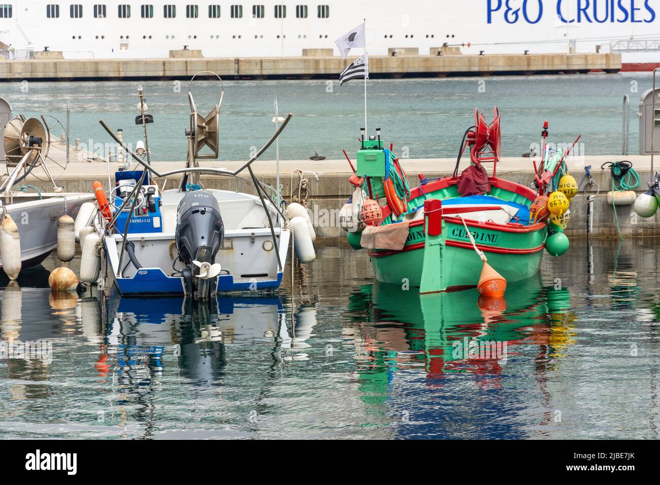 Fischerboote aus Holz im Hafen, Ajacio, Korsika (Corse), Corse-du-Sud, Frankreich Stockfoto