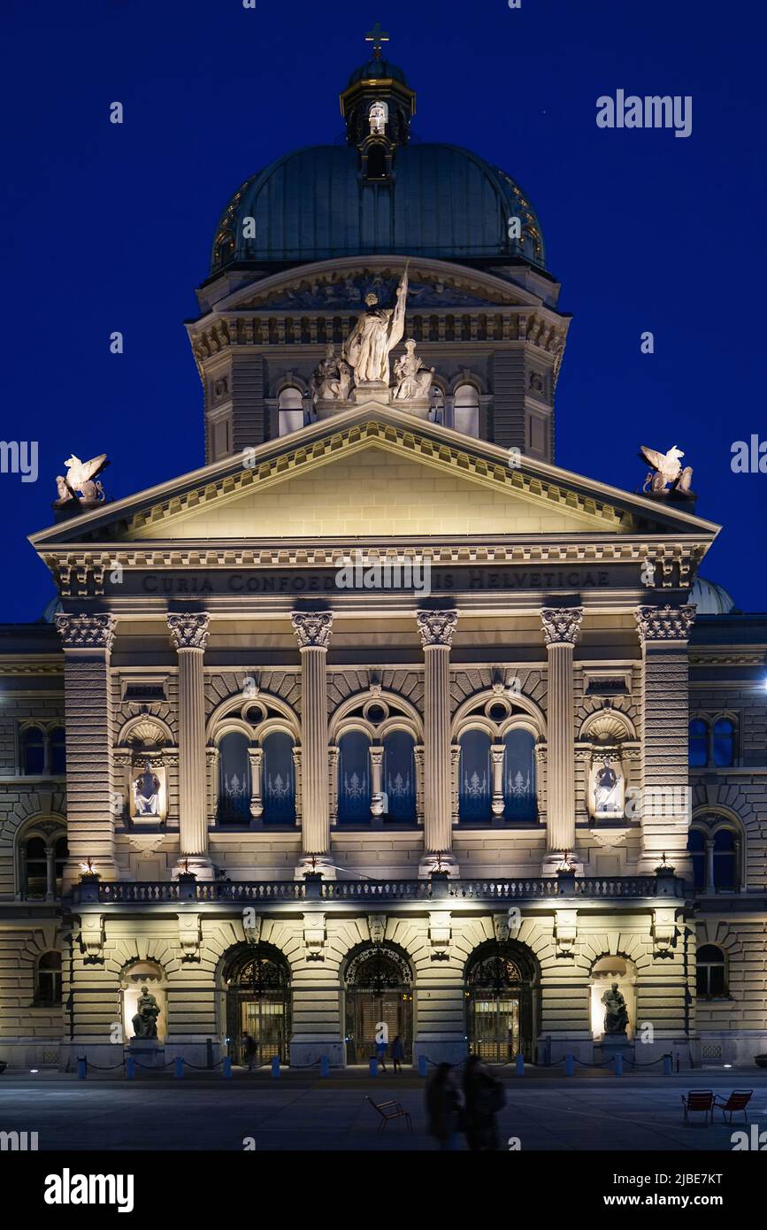 Blick auf das Schweizer Parlamentsgebäude in der Nacht. Bern, Schweiz - Juni 2022 Stockfoto