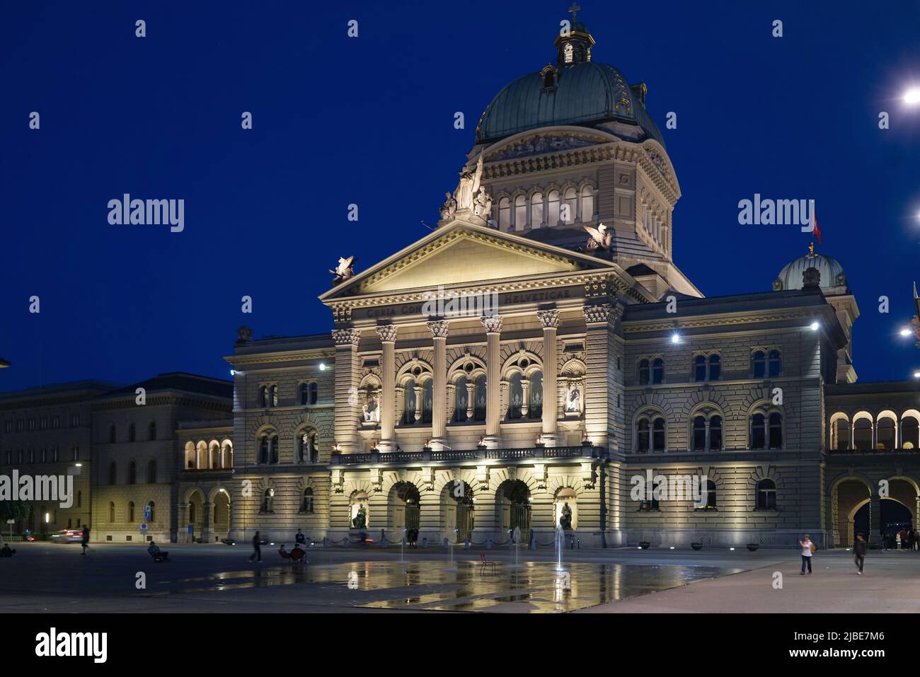 Blick auf das Schweizer Parlamentsgebäude in der Nacht. Bern, Schweiz - Juni 2022 Stockfoto