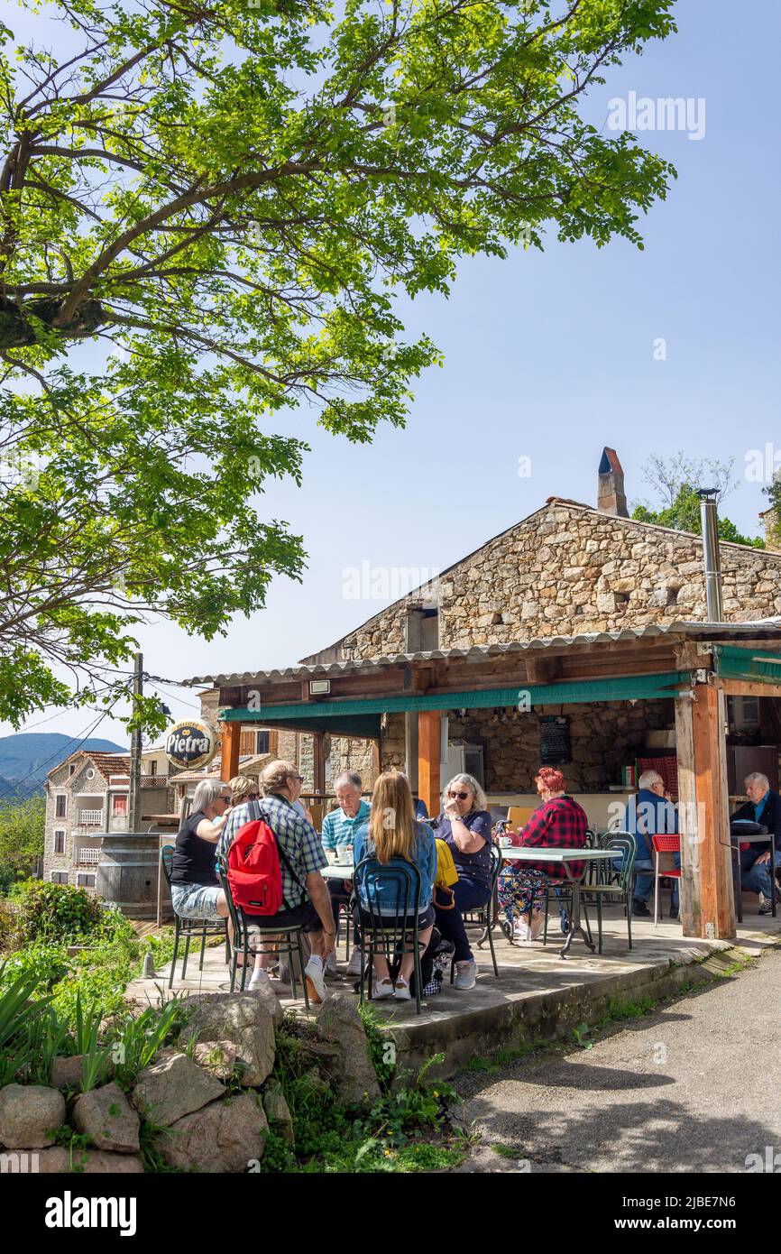 Gruppendrink auf der Terrasse, Bar Le Soccer, Ocana, Korsika (Corse), Corse-du-Sud, Frankreich Stockfoto