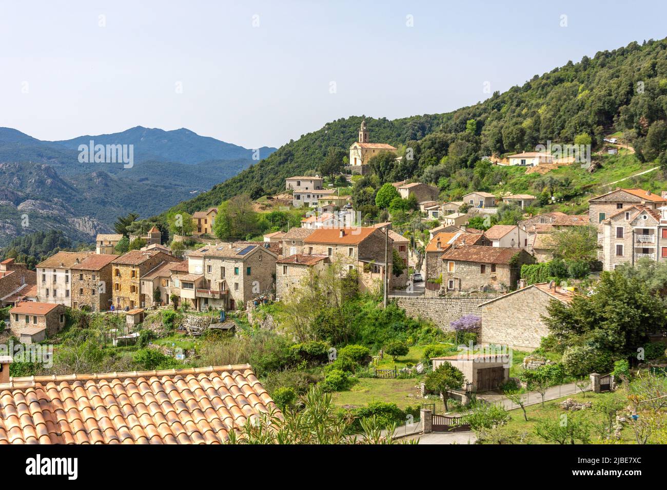 Berglandschaft und Dorf, Ocana, Korsika (Corse), Corse-du-Sud, Frankreich Stockfoto