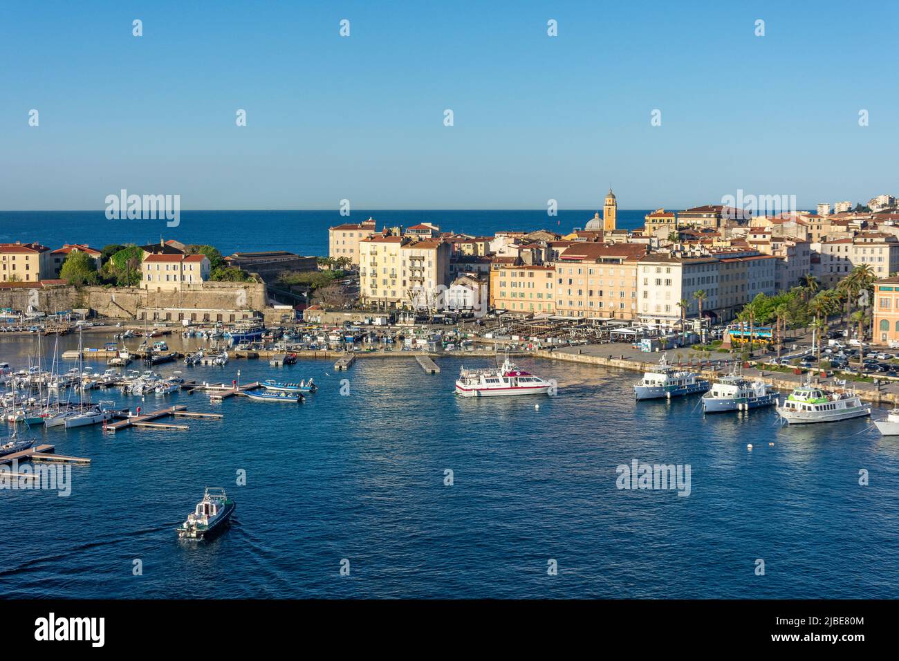 Altstadt und Yachthafen bei Sonnenaufgang, Ajacciu (Aiacciu), Korsika (Corse), Corse-du-Sud, Frankreich Stockfoto