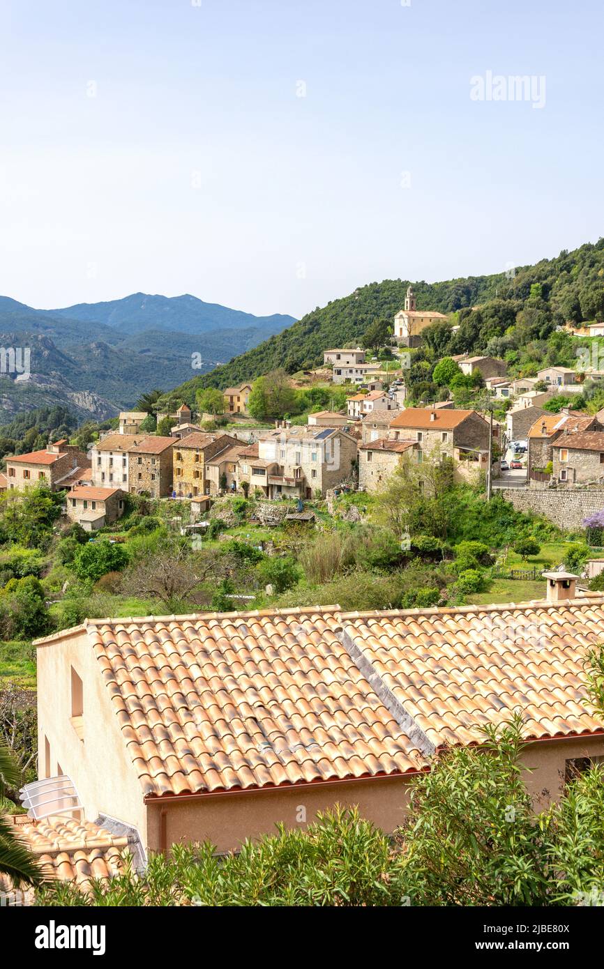 Berglandschaft und Dorf, Ocana, Korsika (Corse), Corse-du-Sud, Frankreich Stockfoto