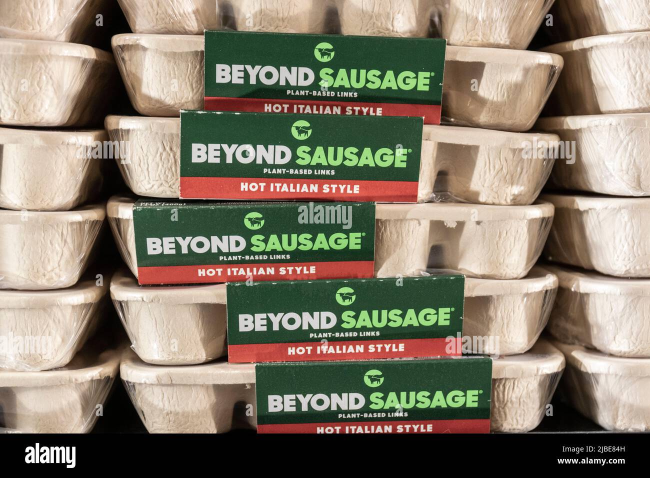 Indianapolis - circa Juni 2022: Beyond Meat Beyond Breakfast Sausage Display. Über die Fleischmärkte hinaus werden viele pflanzliche und fleischlose Lebensmittelprodukte ersetzt Stockfoto