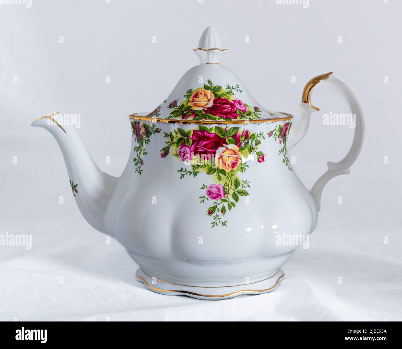 Dekorative Porzellan-Teekanne. Handbemalte Blumen auf Porzellan. Kann für eine Sammlung von Porzellanschalen verwendet werden. Stockfoto