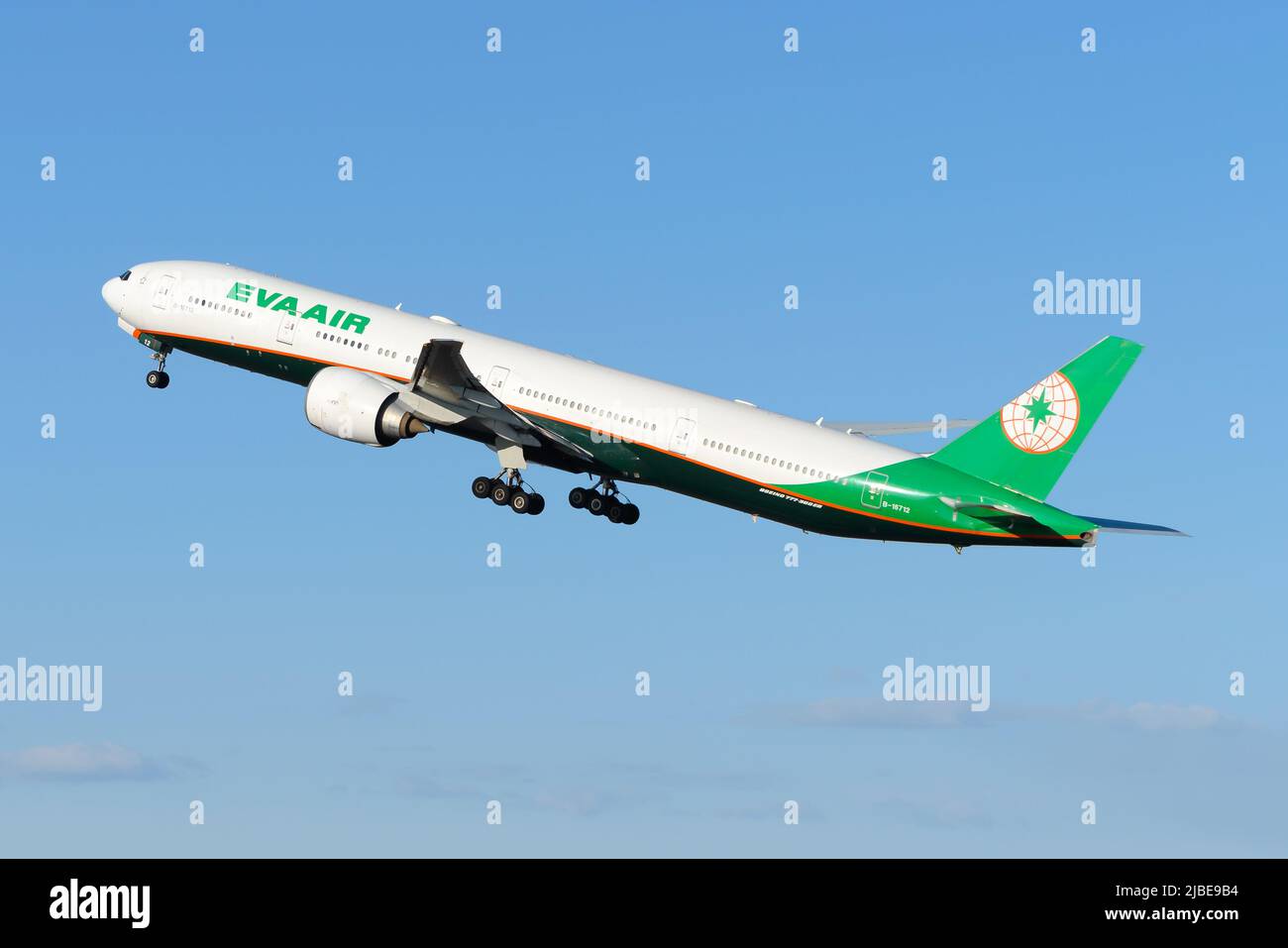 EVA Air Boeing 777-Flugzeuge starten. Flugzeug B777-300ER von Evergreen Airways startet. Stockfoto