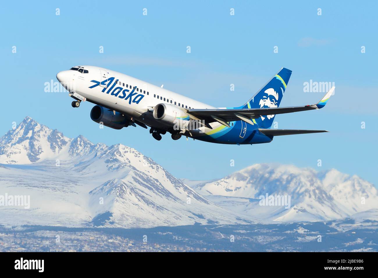 Alaska Airlines Boeing 737 startet von Anchorage, Alaska. Alaska Airlines 737-700 Flugzeug startet mit schneebedeckten Bergen hinter sich. N612AS. Stockfoto