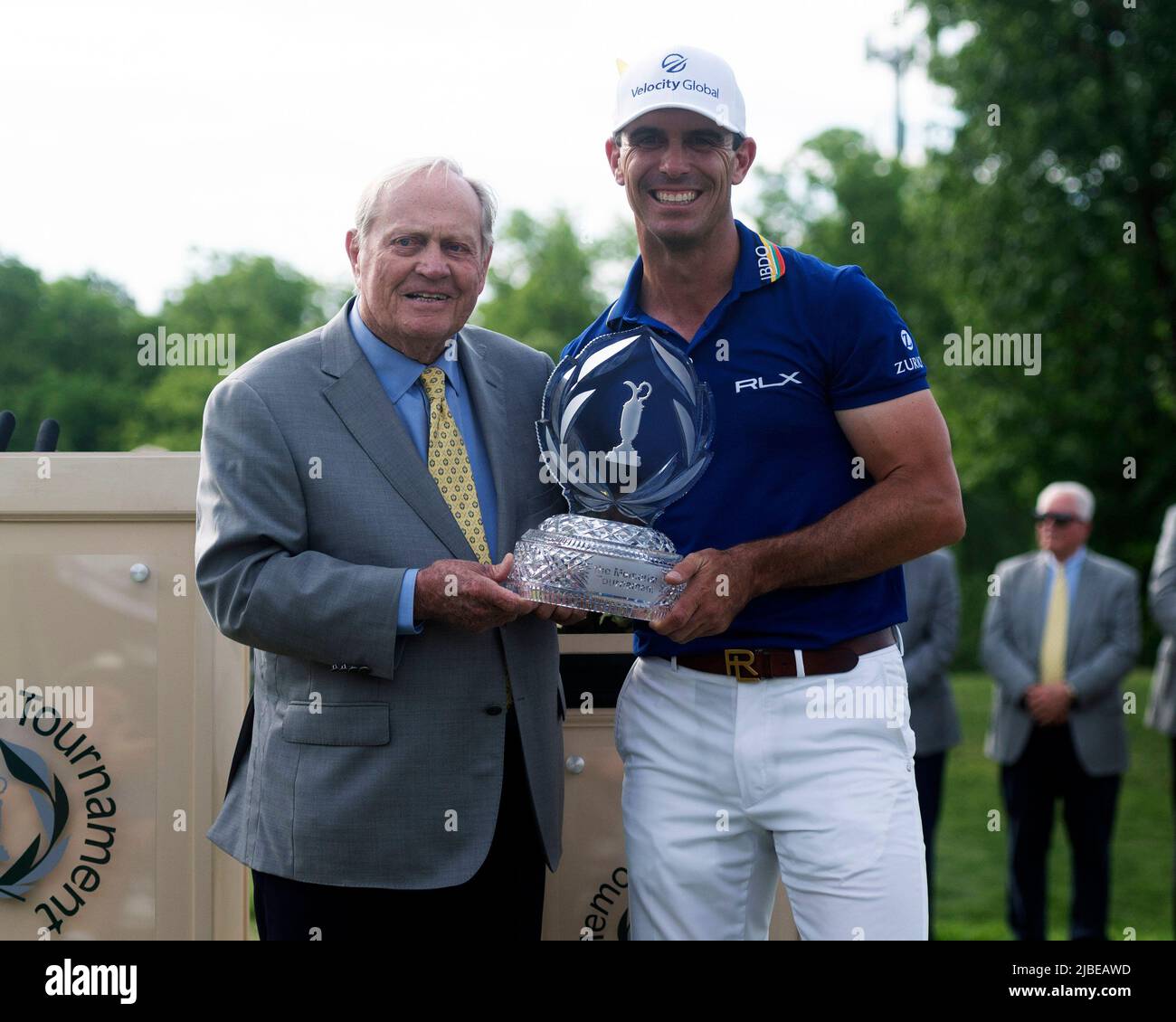 Dublin, Ohio, USA. 5.. Juni 2020. Golflegende Jack Nicklaus (links) überreicht die Jack Nicklaus Memorial Trophy an den Gewinner des Jahres 2022 Billy Horschel (USA) (rechts) beim Memorial Tournament in Dublin, Ohio. Brent Clark/CSM/Alamy Live News Stockfoto