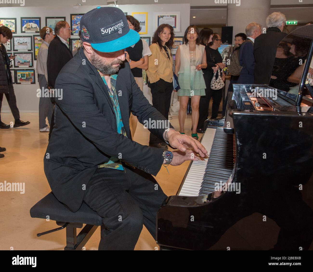 Paris : 'Jeux artistiques' au carrousel du Louvre, introduit par l'ambassadeur de Chine et organisé par Anath Tordjman-Compagnon. Stockfoto