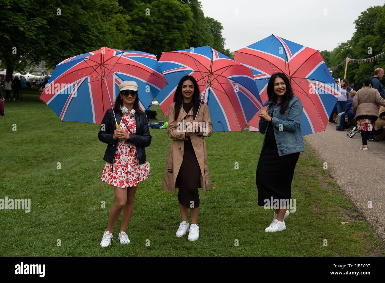 Windsor, Großbritannien. 5.. Juni 2022. Tausende von Menschen genossen einen weiteren Tag der Feier zum Platin-Jubiläum, als sie am Windsor's Big Lunch auf dem langen Spaziergang vom Windsor Castle teilnahmen. Prinz Edward, der Graf von Wessex, und seine Frau Sophie, Gräfin von Wessex, besuchten die Veranstaltung heute sehr zur Freude der Partygänger. Quelle: Maureen McLean/Alamy Live News Stockfoto