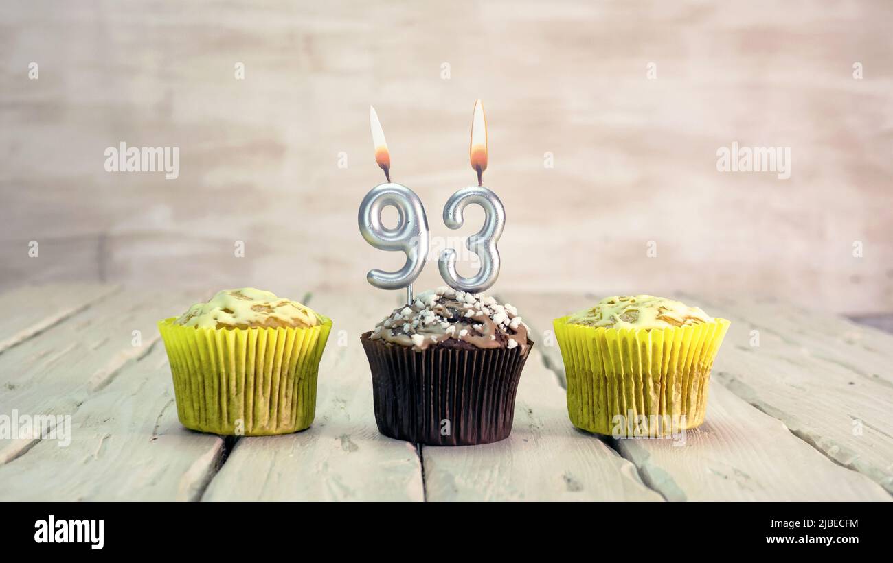 Alles gute zum Geburtstag Muffins mit Kerzen mit der Nummer. Speicherplatz für die Kartenkopie mit PIEs für Herzlichen Glückwunsch. Stockfoto