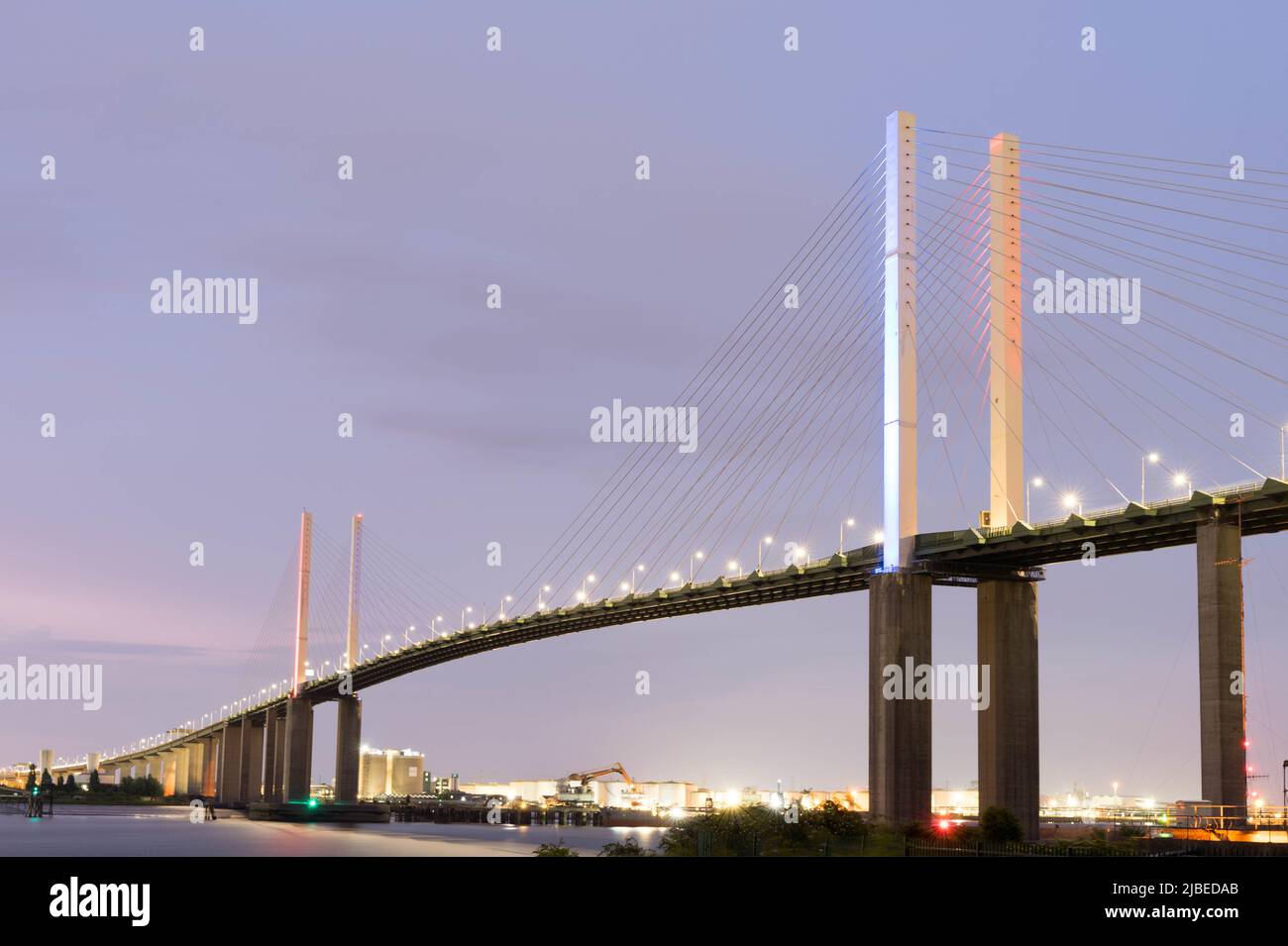 Die Brücke Queen Elizabeth II (QE 2), die mit roten und blauen Farben zu Ehren ihrer Majestät des Queen Platinum Jubilee, Kent England, Großbritannien, beleuchtet ist Stockfoto