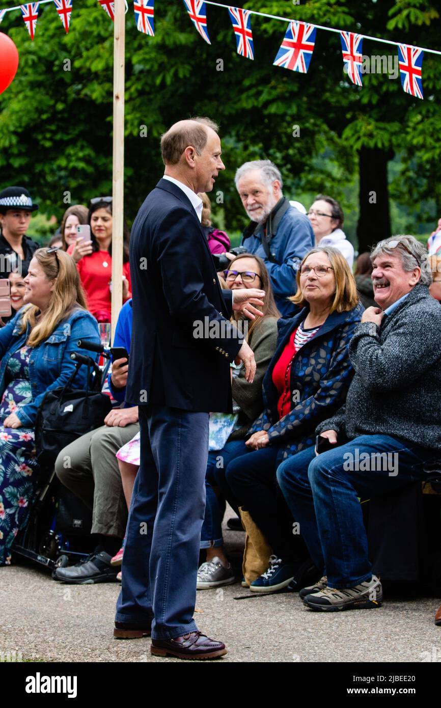 Windsor, Großbritannien. 5.. Juni 2022. Der Earl of Wessex spricht mit Anwohnern, die an einem Platinum Jubilee Big Lunch auf dem Long Walk in Windsor Grea teilnehmen Stockfoto