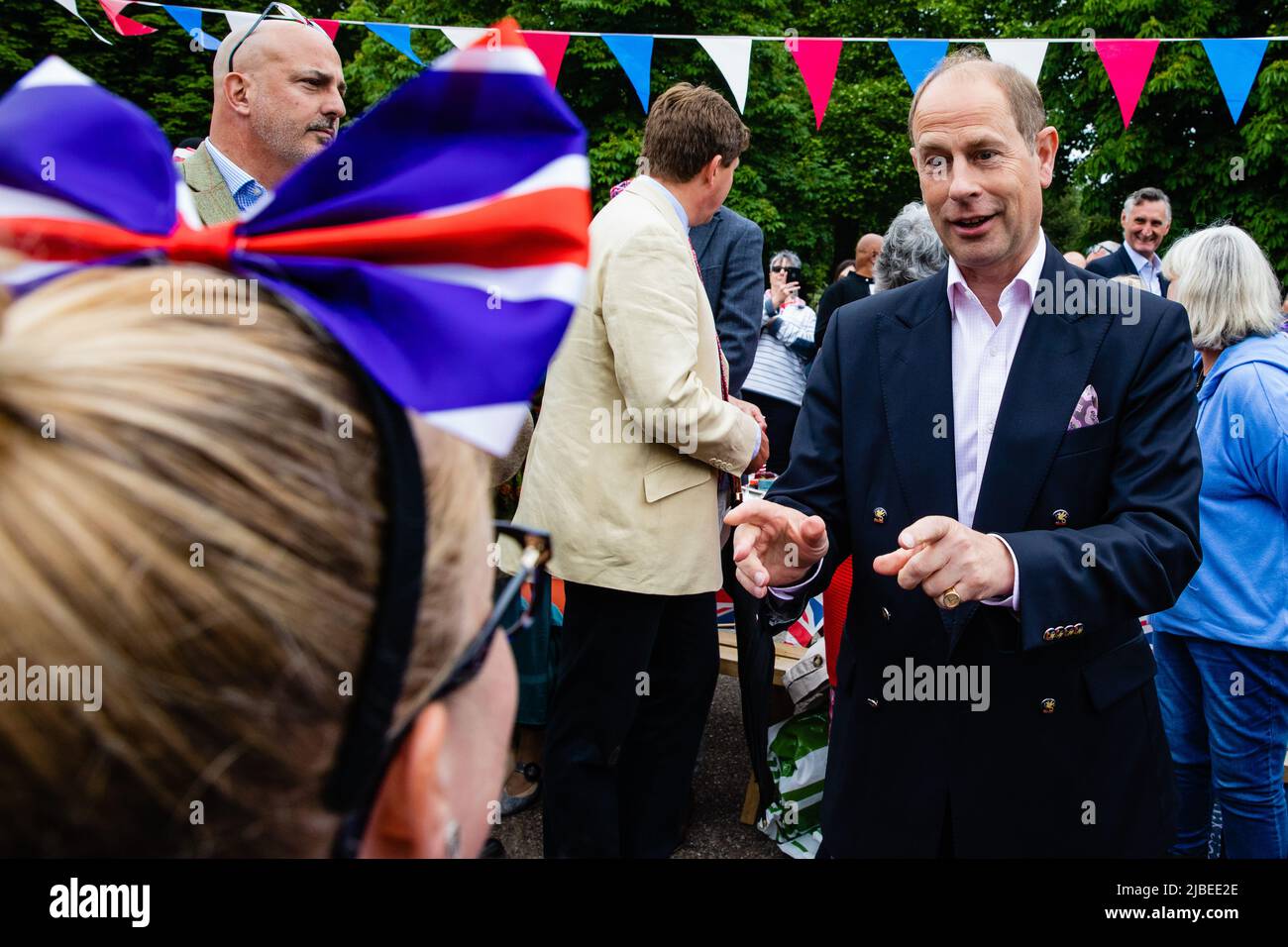 Windsor, Großbritannien. 5.. Juni 2022. Der Earl of Wessex spricht beim Platinum Jubilee Big Lunch auf dem Long Walk mit einem jungen Mädchen, das ein Union Jack-Band trägt Stockfoto