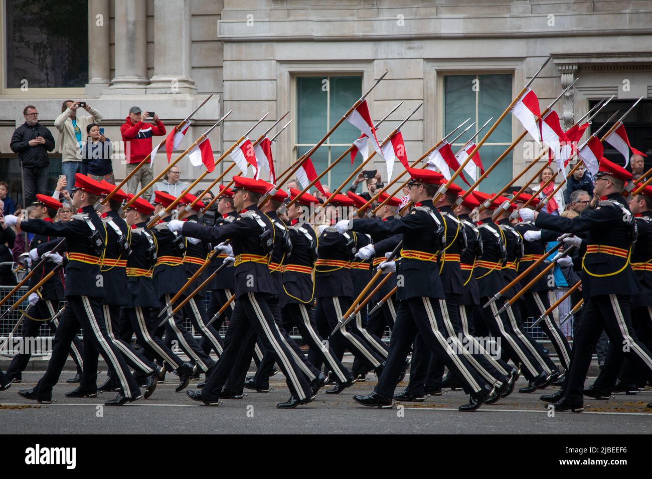 London, Großbritannien. 5.. Juni 2022. Die Zuschauer fotografieren auf dem Handy, während die Militärparade vorbeigeht. Die Platinum Jubilee Pageant findet im Zentrum von London statt, um die 70-jährige Thronbesteigung Ihrer Majestät zu feiern. Die Parade von 3km wird von dem goldenen Staatswagen geführt, einem 260 Jahre alten Wagen, der die Königin zu und von ihrer Krönung im Jahr 1953 trug. Quelle: Kiki Streitberger / Alamy Live News Stockfoto