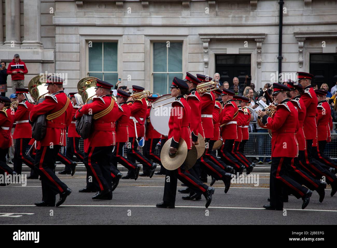 London, Großbritannien. 5.. Juni 2022. Eine Marschkapelle geht vorbei, während die Platinum Jubilee Pageant im Zentrum von London stattfindet, um die 70-jährige Thronbesteigung Ihrer Majestät zu feiern. Die Parade von 3km wird von dem goldenen Staatswagen geführt, einem 260 Jahre alten Wagen, der die Königin zu und von ihrer Krönung im Jahr 1953 trug. Quelle: Kiki Streitberger / Alamy Live News Stockfoto