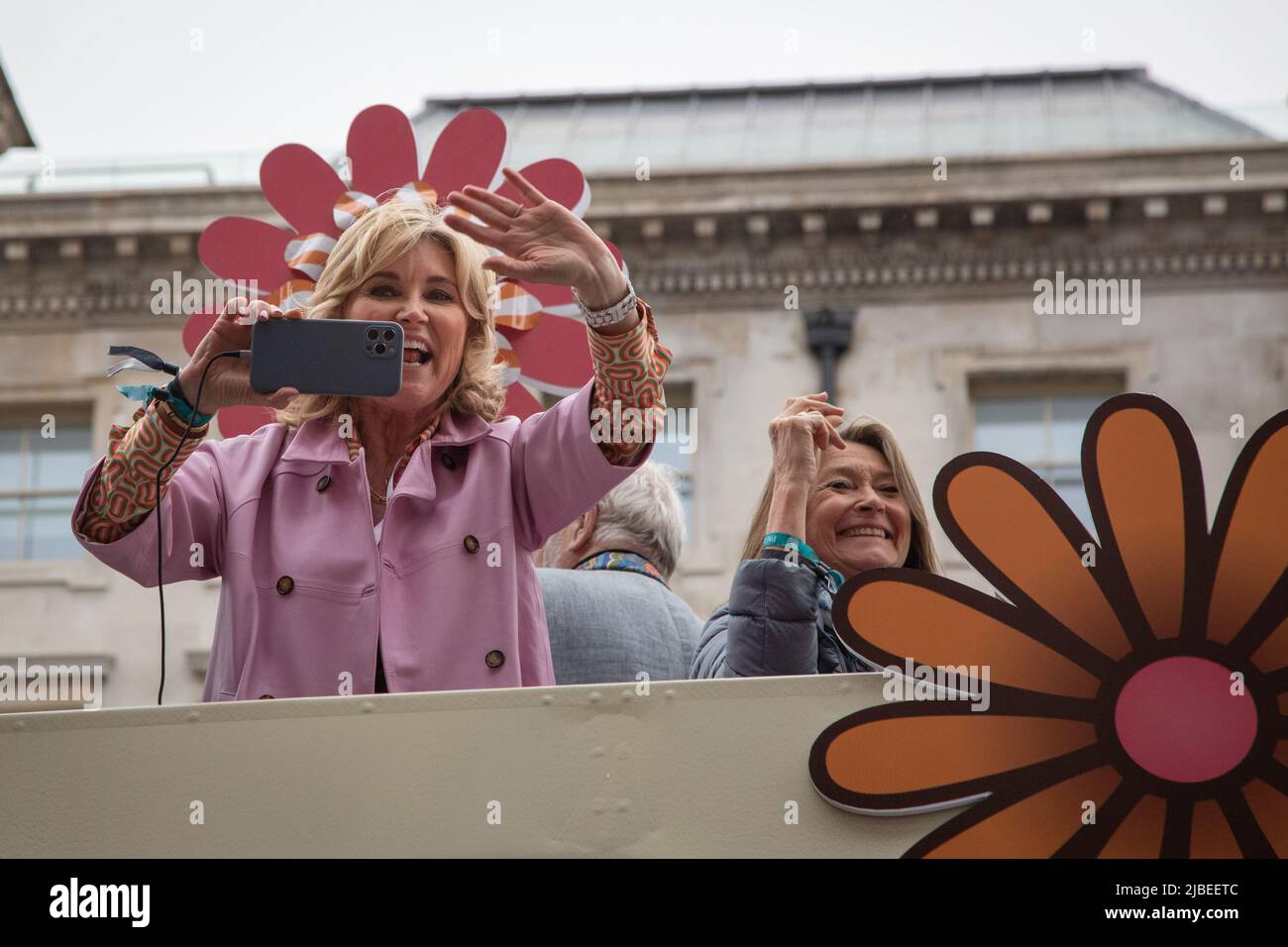 London, Großbritannien. 5.. Juni 2022. Die ehemalige TV-Moderatorin Anthea Turner winkt aus einem offenen Bus, der Teil der Platinum Jubilee Pageant ist, die anlässlich der 70-jährigen Thronbesteigung Ihrer Majestät im Zentrum von London stattfand. Die Parade von 3km wird von dem goldenen Staatswagen geführt, einem 260 Jahre alten Wagen, der die Königin zu und von ihrer Krönung im Jahr 1953 trug. Quelle: Kiki Streitberger / Alamy Live News Stockfoto