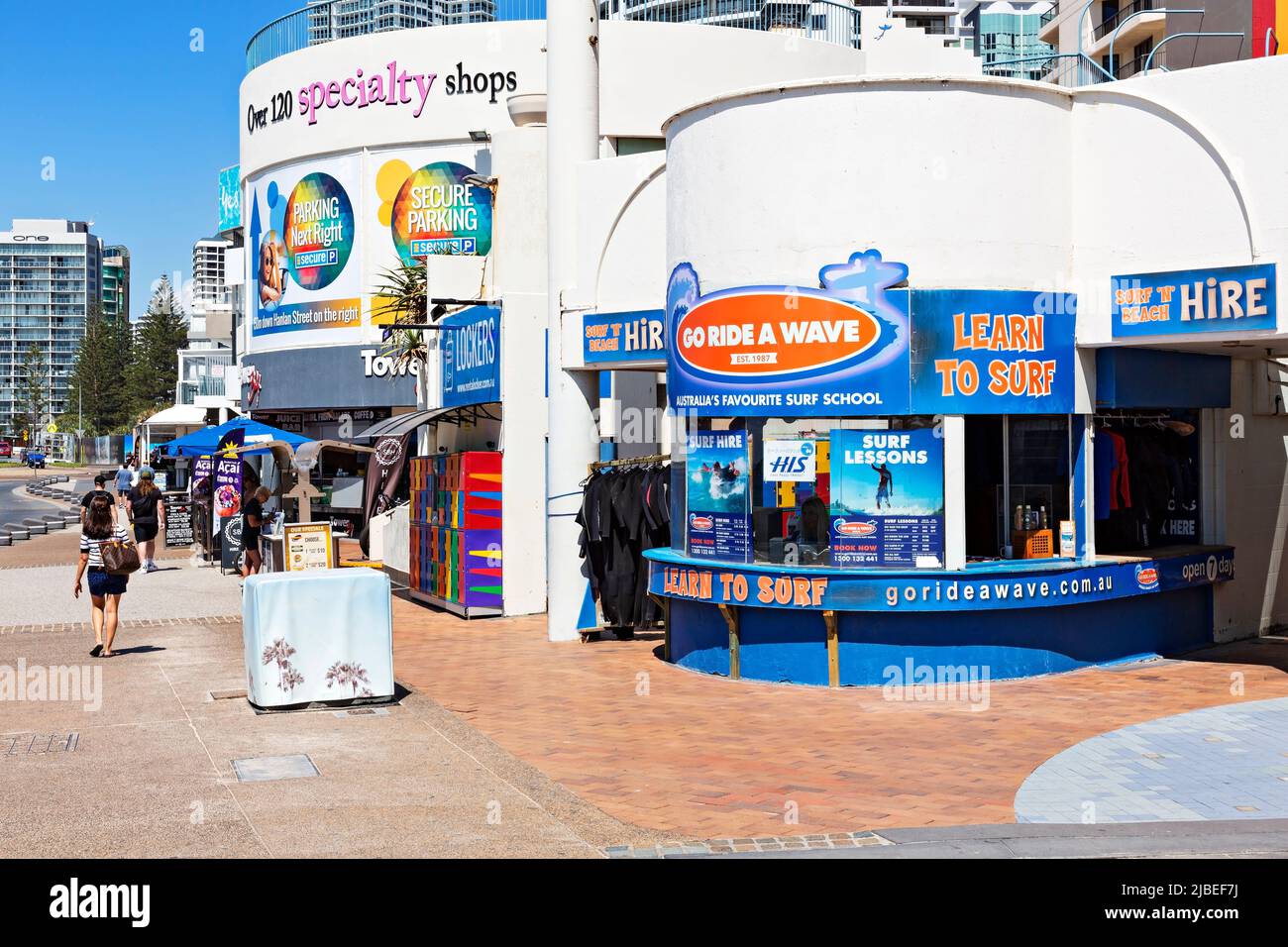 Queensland Australien / The Esplanade Geschäfte, Surfbrettverleih am Strand in Surfers Paradise. Stockfoto