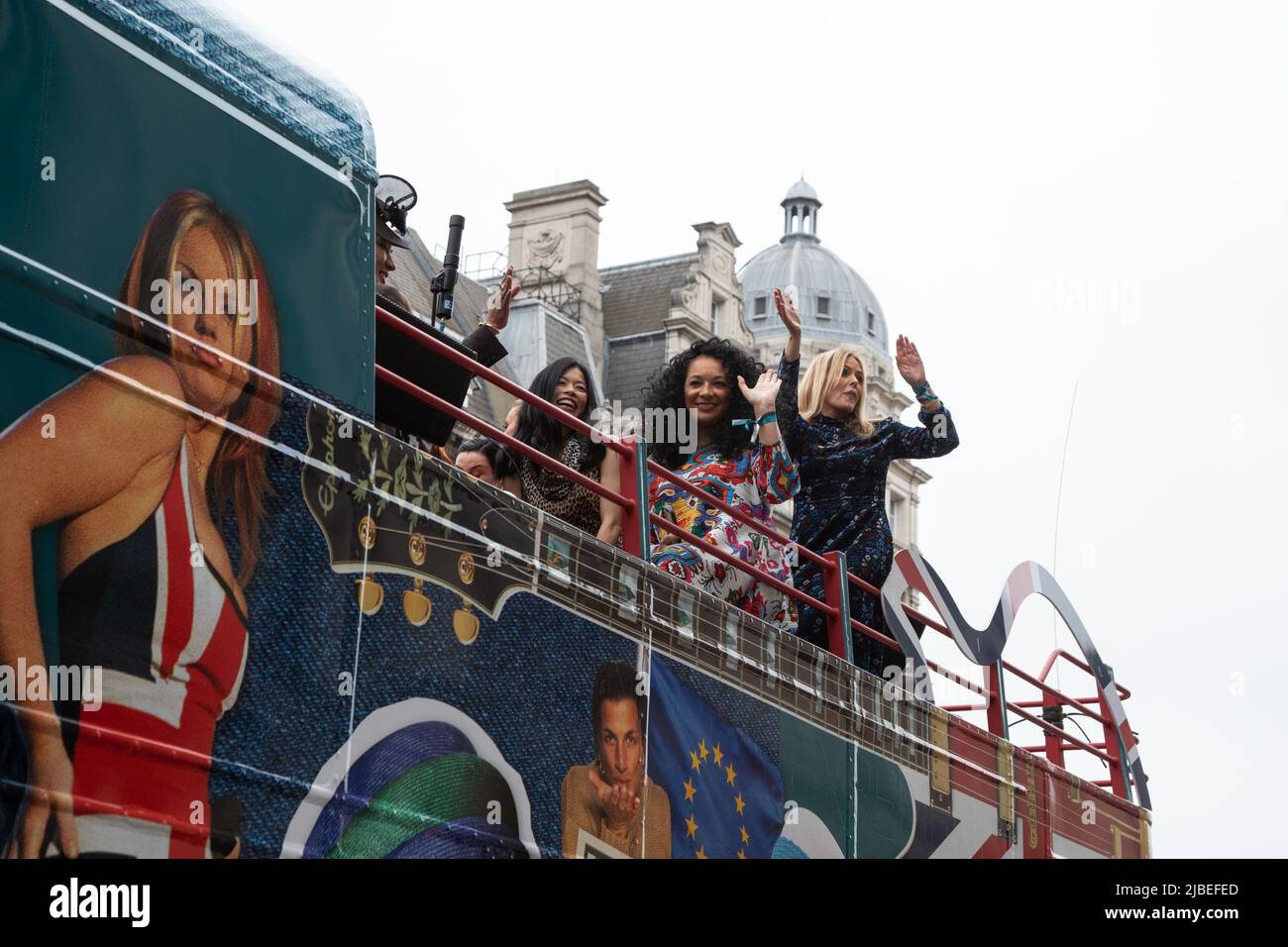 London, Großbritannien. 5.. Juni 2022. Die Schauspielerin Patsy Kensit tanzt in einem Bus, der Teil der Platinum Jubilee Pageant ist, die im Zentrum von London anlässlich der 70-jährigen Thronbesteigung ihrer Majestät abgehalten wurde. Die Parade von 3km wird von dem goldenen Staatswagen geführt, einem 260 Jahre alten Wagen, der die Königin zu und von ihrer Krönung im Jahr 1953 trug. Quelle: Kiki Streitberger / Alamy Live News Stockfoto
