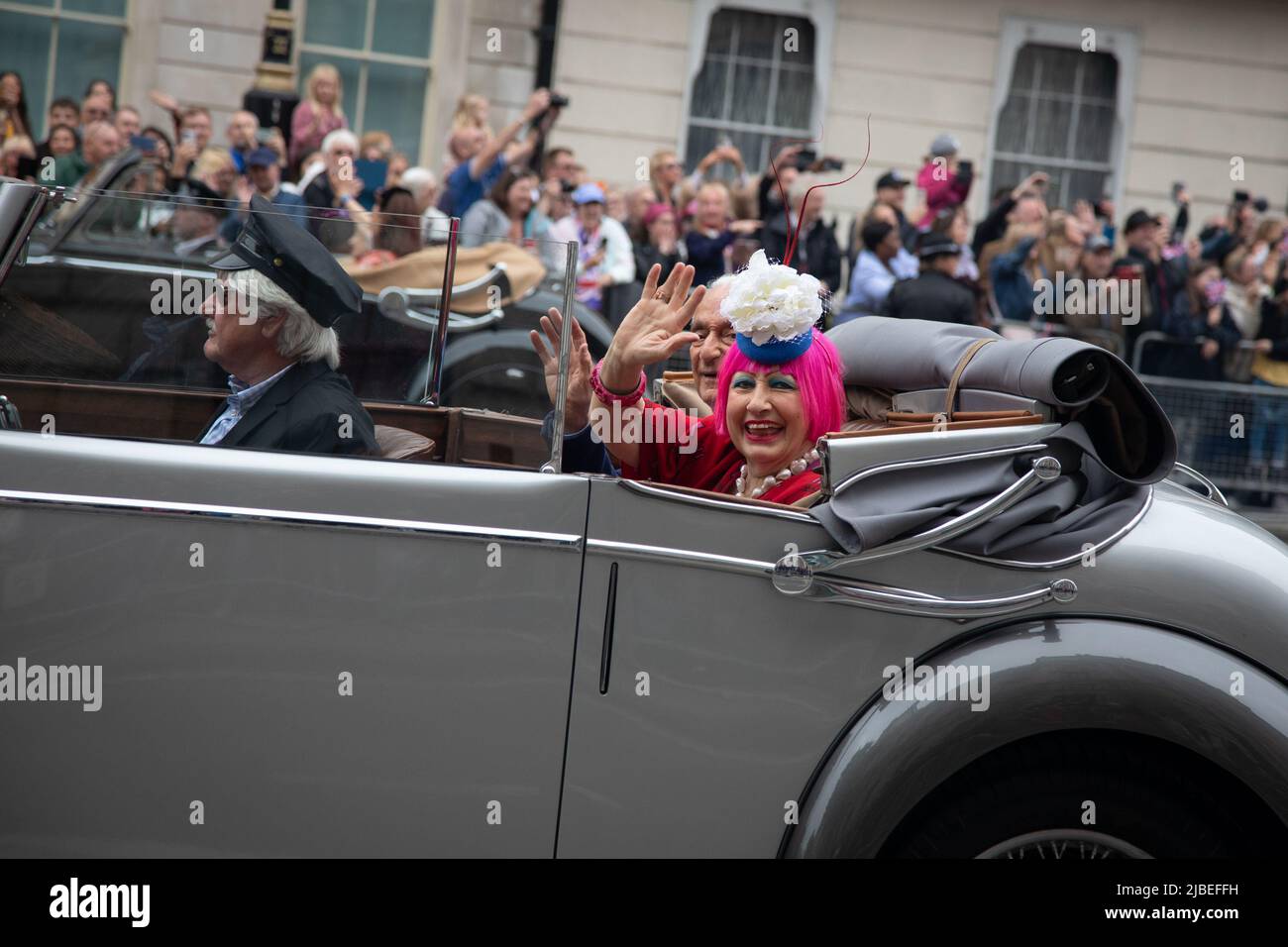 London, Großbritannien. 5.. Juni 2022. Dame Zandra Rhodes fährt in einem Oldtimer vorbei, als die Platinum Jubilee Pageant im Zentrum von London stattfindet, um die 70 Jahre auf dem Thron Ihrer Majestät zu feiern. Die Parade von 3km wird von dem goldenen Staatswagen geführt, einem 260 Jahre alten Wagen, der die Königin zu und von ihrer Krönung im Jahr 1953 trug. Quelle: Kiki Streitberger / Alamy Live News Stockfoto