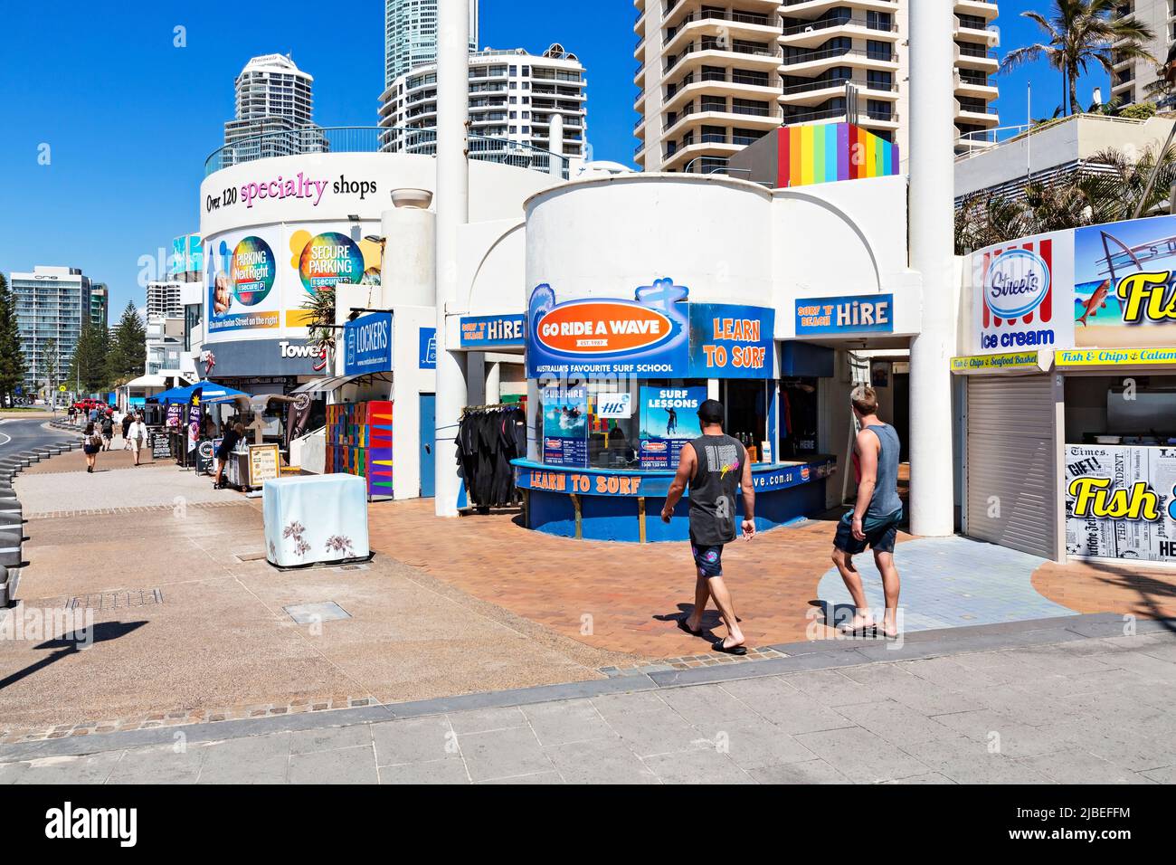 Queensland Australien / The Esplanade Geschäfte, Surfbrettverleih am Strand in Surfers Paradise. Stockfoto