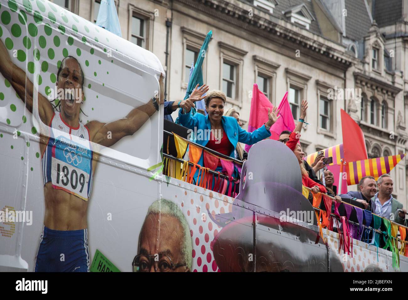 London, Großbritannien. 5.. Juni 2022. Dame Kelly Holmes winkt aus einem offenen Busvertreter in der 2000s als Platinum Jubilee Pageant im Zentrum von London gehalten wird, um Ihre Majestät 70 Jahre auf dem Thron zu feiern. Die Parade von 3km wird von dem goldenen Staatswagen geführt, einem 260 Jahre alten Wagen, der die Königin zu und von ihrer Krönung im Jahr 1953 trug. Quelle: Kiki Streitberger / Alamy Live News Stockfoto