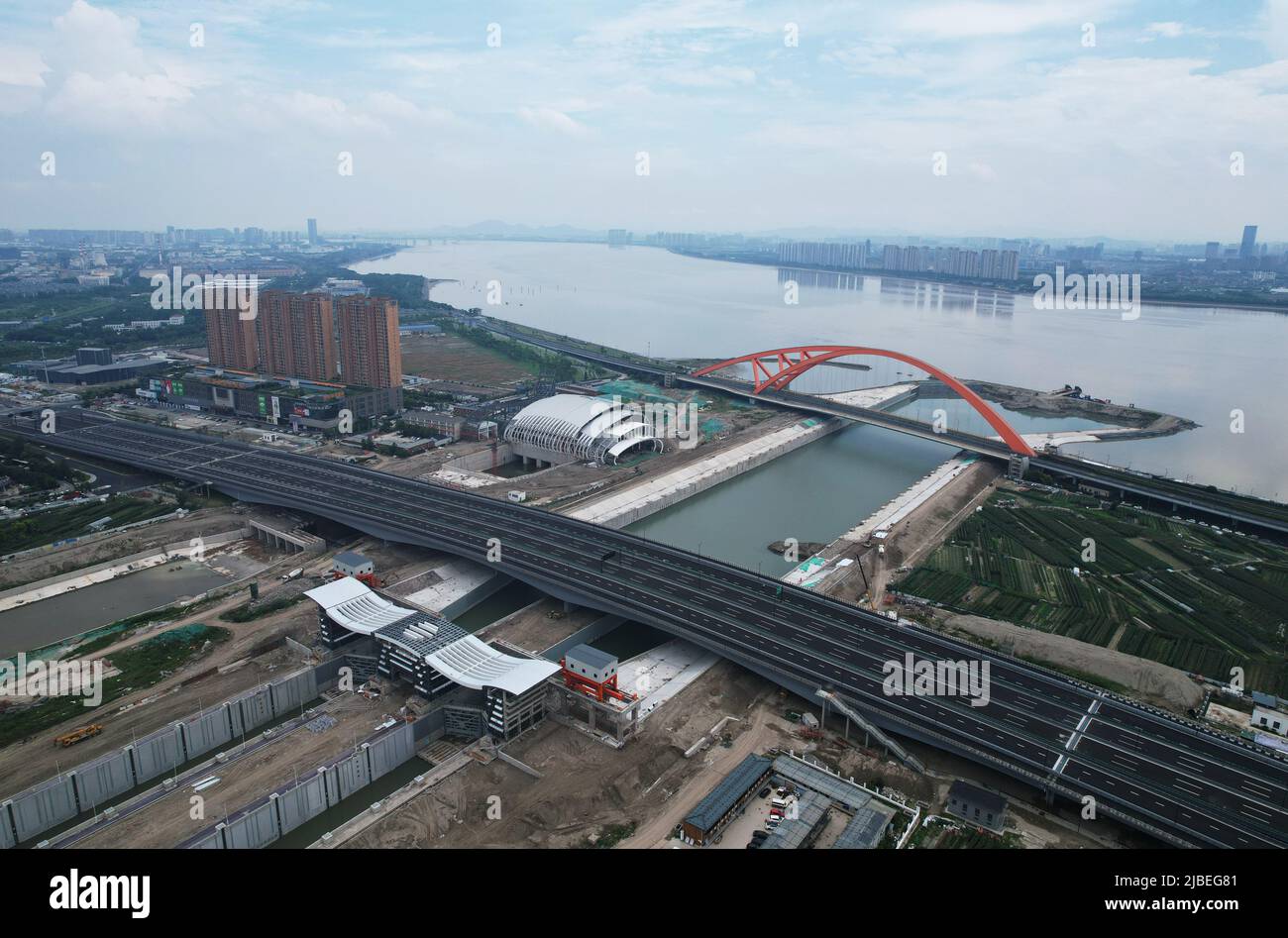 HANGZHOU, CHINA - 6. JUNI 2022 - eine Luftaufnahme der Schleuse Babao Ship, einem wichtigen Kontrollprojekt des Großen Kanals Peking-Hangzhou, in Hangzhou, Ost-C Stockfoto