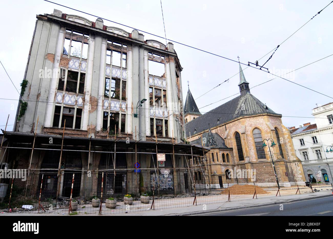 Restaurierung von Gebäuden, die während des Bosnienkrieges gegen Mula Mustafe Bašeskije in Sarajevo, Bosnien und Herzegowina, beschädigt wurden. Stockfoto