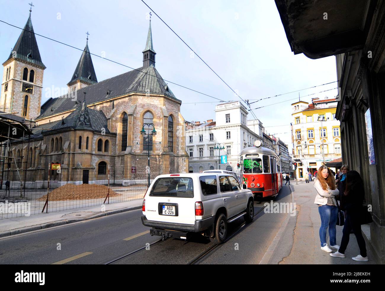 Die geschäftige Mula Mustafe Bašeskije mit der Rückseite der Herz-Jesu-Kathedrale in Sarajevo, Bosnien und Herzegowina Stockfoto