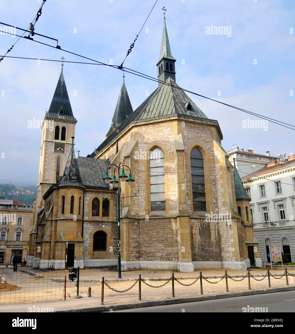 Die geschäftige Mula Mustafe Bašeskije mit der Rückseite der Herz-Jesu-Kathedrale in Sarajevo, Bosnien und Herzegowina Stockfoto