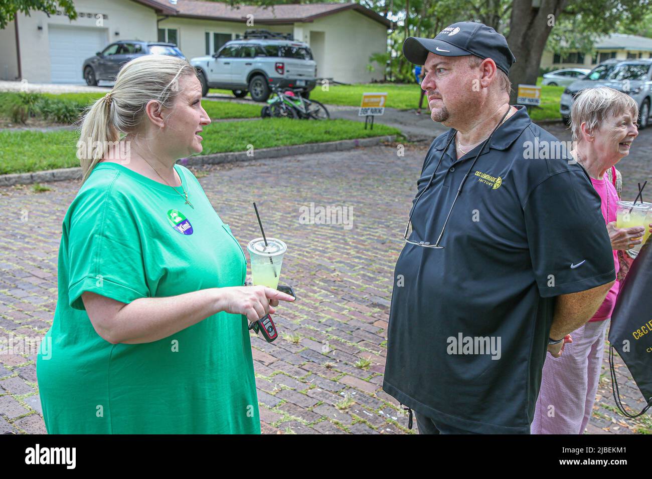 St. Petersburg, FL. Kim BerField spricht mit Charles Gallagher, dem Vater von Caroline, bei einer Spendenaktion am 4. Juni 2022. C&C Lemonade Factory Lemonade Stand wurde vor sechs Jahren gegründet, um Geld und Bewusstsein für die Krebsforschung bei Kindern zu schaffen. Alle gesammelten Mittel gehen an das Johns Hopkins All Children’s Hospital und die Alex's Lemonade Stand Foundation. (Kim Hukari/Bild des Sports) Stockfoto St. Petersburg, FL. Kim BerField spricht mit Charles Gallagher, dem Vater von Caroline, bei einer Spendenaktion am 4. Juni 2022. C&C Lemonade Factory Lemonade Stand wurde vor sechs Jahren gegründet, um Geld und Bewusstsein für die Krebsforschung bei Kindern zu schaffen. Alle gesammelten Mittel gehen an das Johns Hopkins All Children’s Hospital und die Alex's Lemonade Stand Foundation. (Kim Hukari/Bild des Sports) Stockfoto