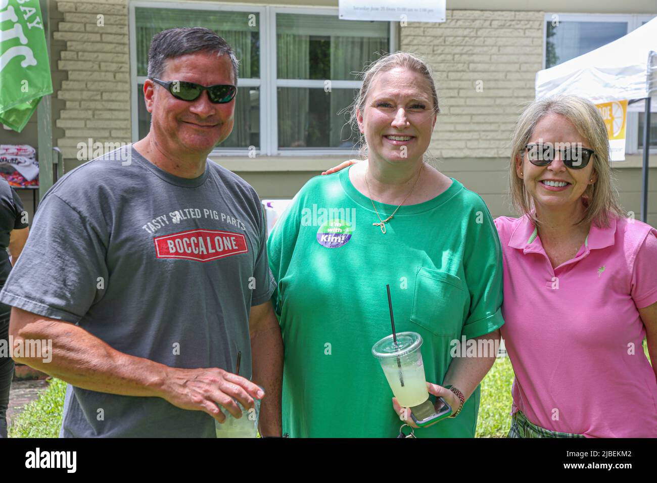 St. Petersburg, FL. Kim BerField, dessen Sohn ein Kinderkrebsüberlebender ist, posiert am 4. Juni 2022 bei einer Spendenaktion mit den Teilnehmern. C&C Lemonade Factory Lemonade Stand wurde vor sechs Jahren gegründet, um Geld und Bewusstsein für die Krebsforschung bei Kindern zu schaffen. Alle gesammelten Mittel gehen an das Johns Hopkins All Children’s Hospital und die Alex's Lemonade Stand Foundation. (Kim Hukari/Bild des Sports) Stockfoto St. Petersburg, FL. Kim BerField, dessen Sohn ein Kinderkrebsüberlebender ist, posiert am 4. Juni 2022 bei einer Spendenaktion mit den Teilnehmern. C&C Lemonade Factory Lemonade Stand wurde vor sechs Jahren gegründet, um Geld und Bewusstsein für die Krebsforschung bei Kindern zu schaffen. Alle gesammelten Mittel gehen an das Johns Hopkins All Children’s Hospital und die Alex's Lemonade Stand Foundation. (Kim Hukari/Bild des Sports) Stockfoto