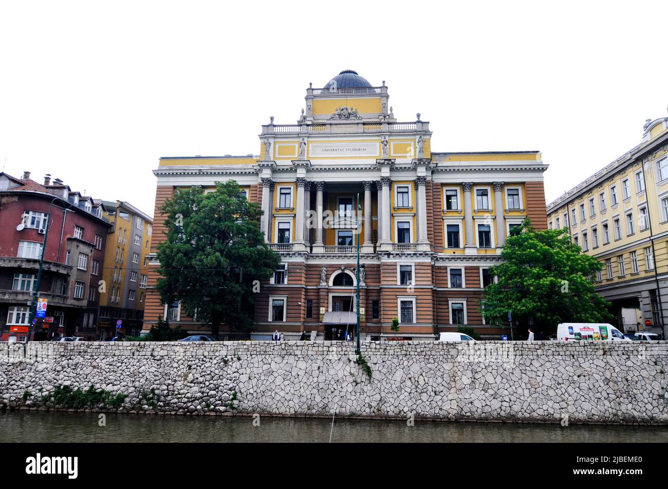 Universität Sarajevo entlang des Flusses Miljacka. Sarajevo, Bosnien Und Herzegowina. Stockfoto