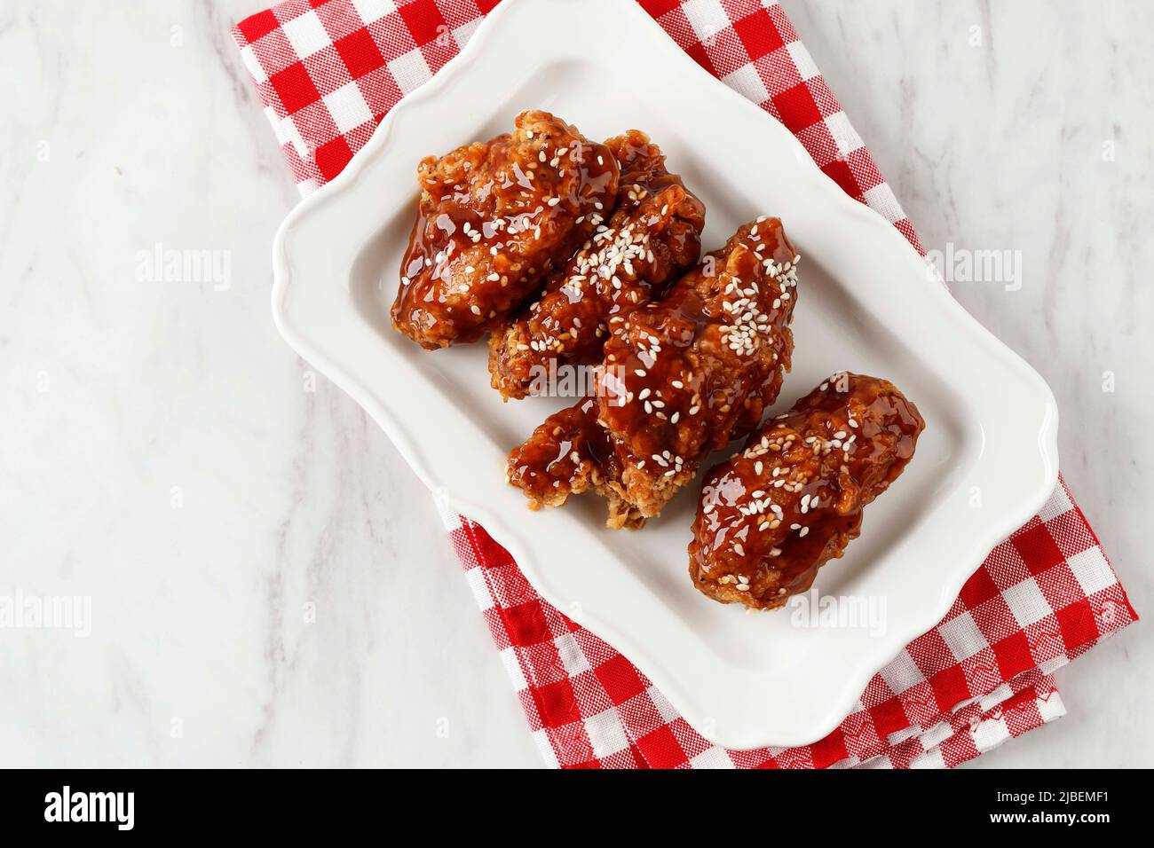 Koreanisches süßes und saures gebratenes Huhn, Dak Ganjeong. Obere Ansicht mit Kopierbereich für Text Stockfoto