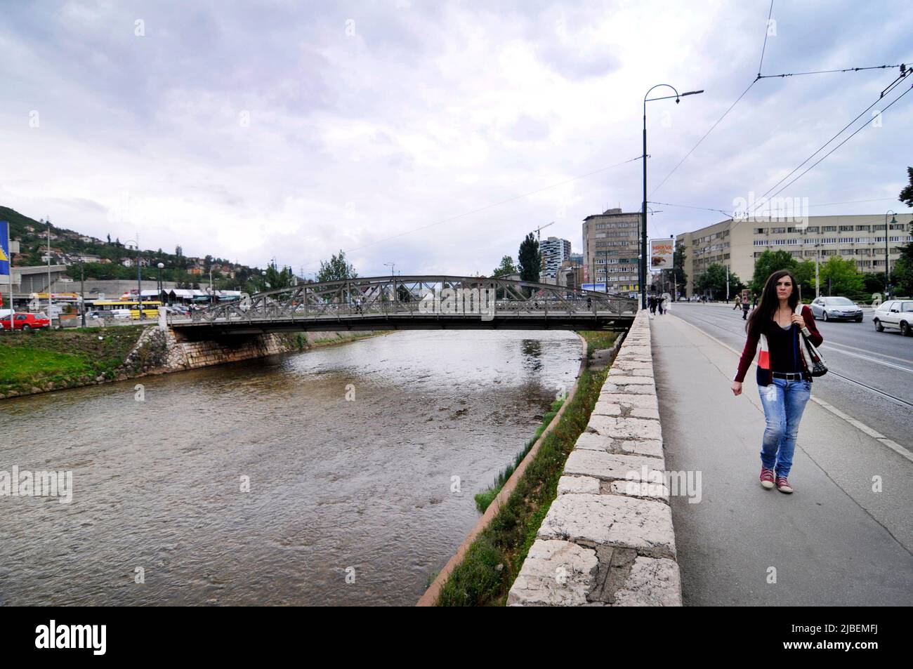 Der Fluss Miljacka in Sarajevo, Bosnien und Herzegowina. Stockfoto