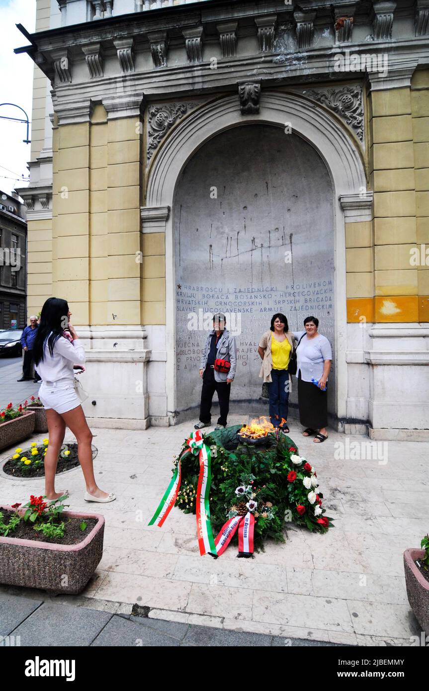 Das Denkmal der Ewigen Flamme für militärische und zivile Opfer des Zweiten Weltkriegs in Sarajevo, Bosnien und Herzegowina. Stockfoto