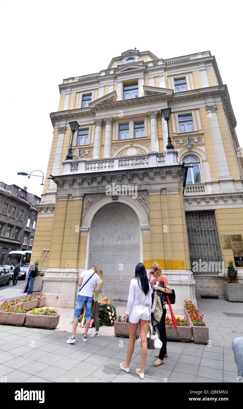 Das Denkmal der Ewigen Flamme für militärische und zivile Opfer des Zweiten Weltkriegs in Sarajevo, Bosnien und Herzegowina. Stockfoto