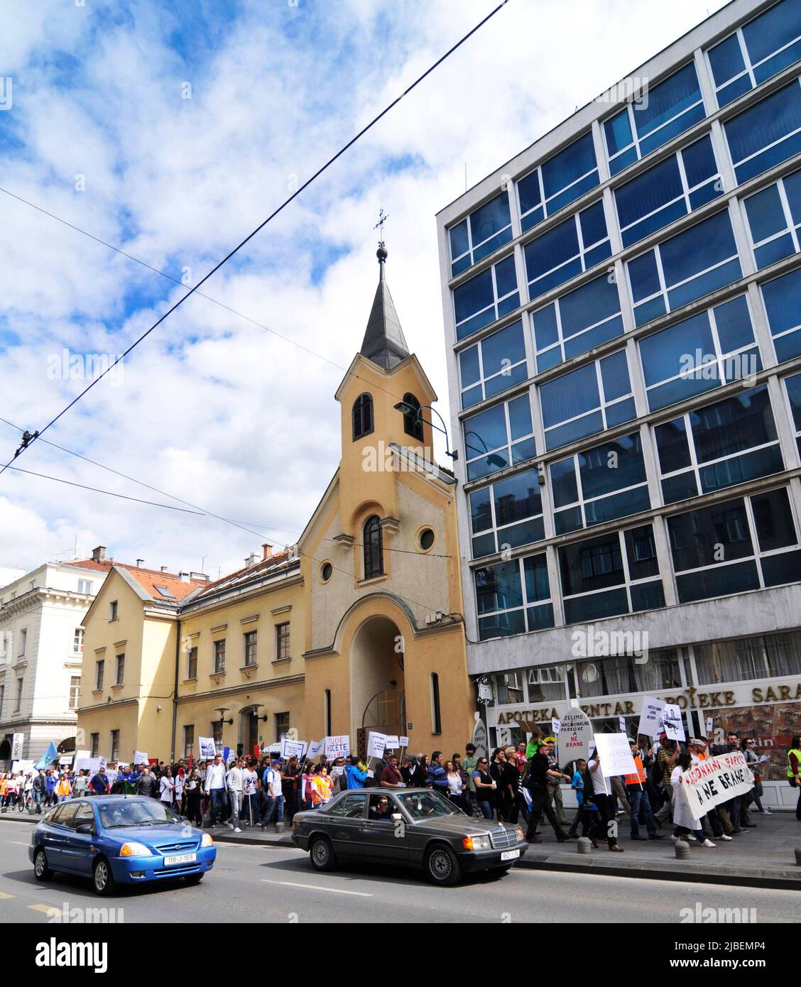 Eine friedliche Demonstration im Zentrum von Sarajevo, Bosnien-Herzegowina. Stockfoto