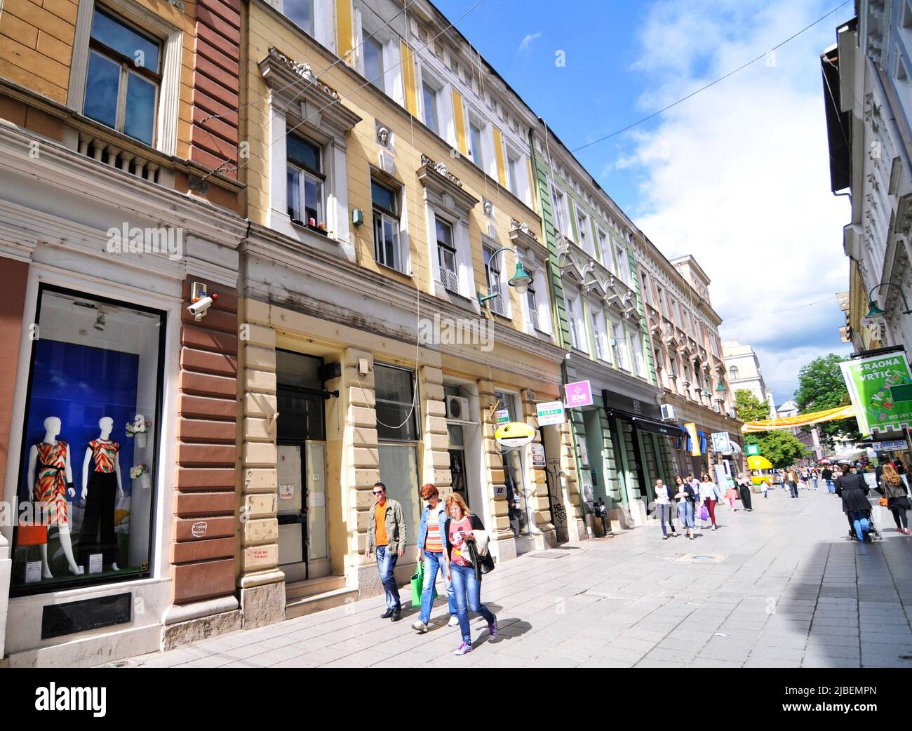 Die belebte Ferhadija (Fußgängerzone) Straße in Sarajevo, Bosnien und Herzegowina. Stockfoto