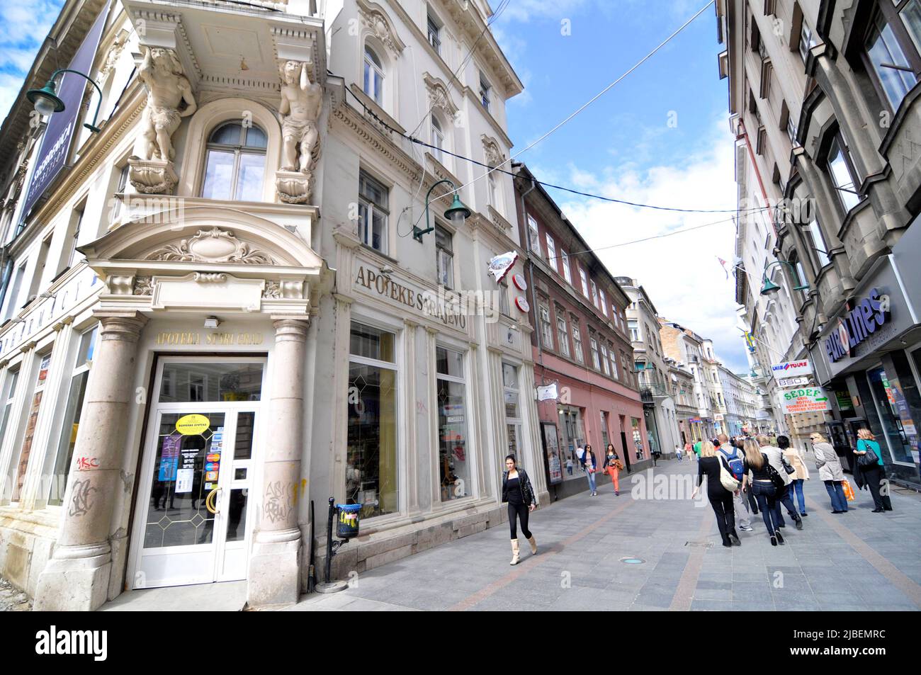Die belebte Ferhadija (Fußgängerzone) Straße in Sarajevo, Bosnien und Herzegowina. Stockfoto