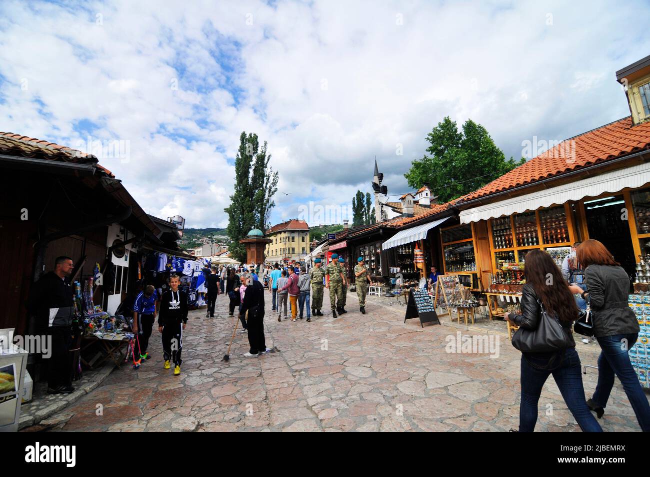 UN-Friedenstruppen, die auf dem Baščaršija (Altstadtbasar) in Sarajevo, Bosnien und Herzegowina, spazieren gehen. Stockfoto