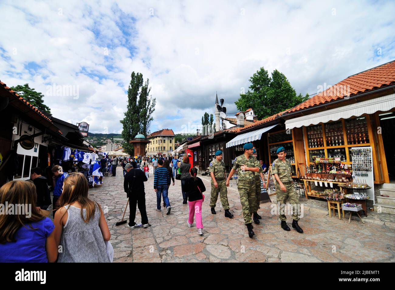 UN-Friedenstruppen, die auf dem Baščaršija (Altstadtbasar) in Sarajevo, Bosnien und Herzegowina, spazieren gehen. Stockfoto