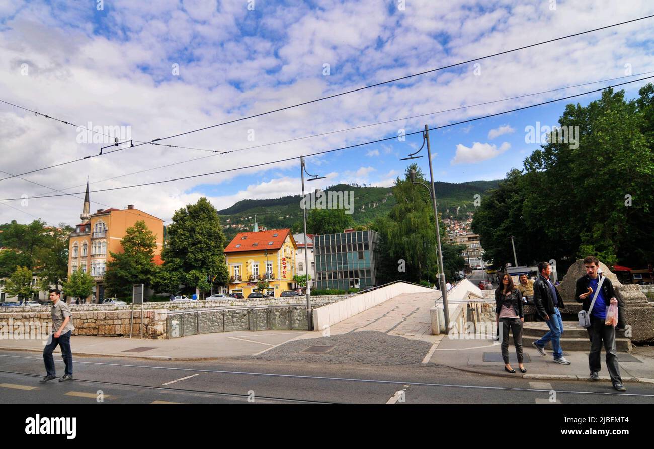 Lateinische Brücke über den Fluss Miljacka in Sarajevo, Bosnien und Herzegowina. Stockfoto