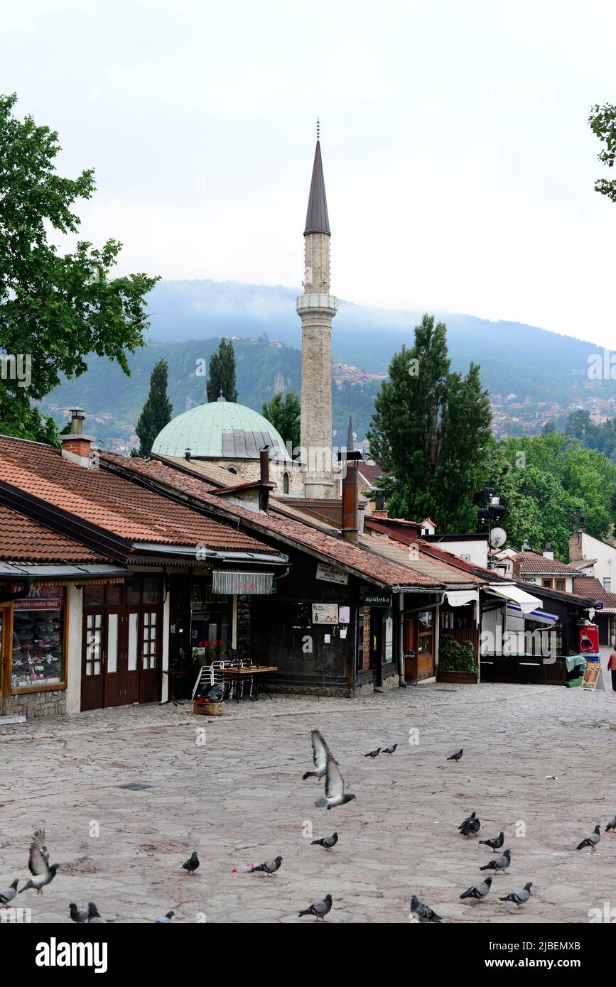 Baščaršija Moschee auf dem alten Markt in Sarajevo, Bosnien und Herzegowina. Stockfoto