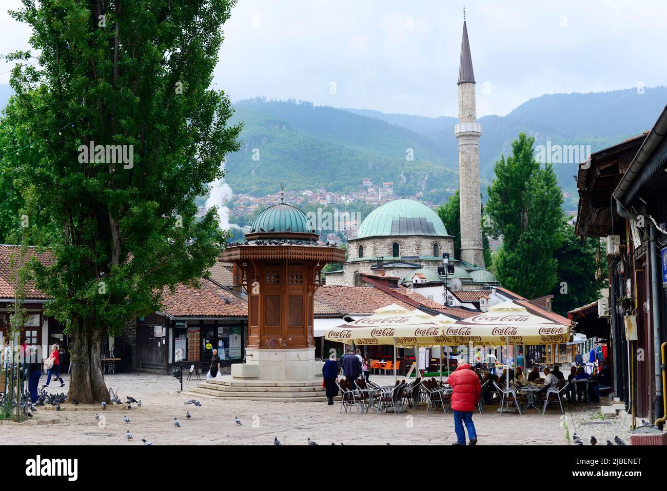 Baščaršija Moschee auf dem alten Markt in Sarajevo, Bosnien und Herzegowina. Stockfoto