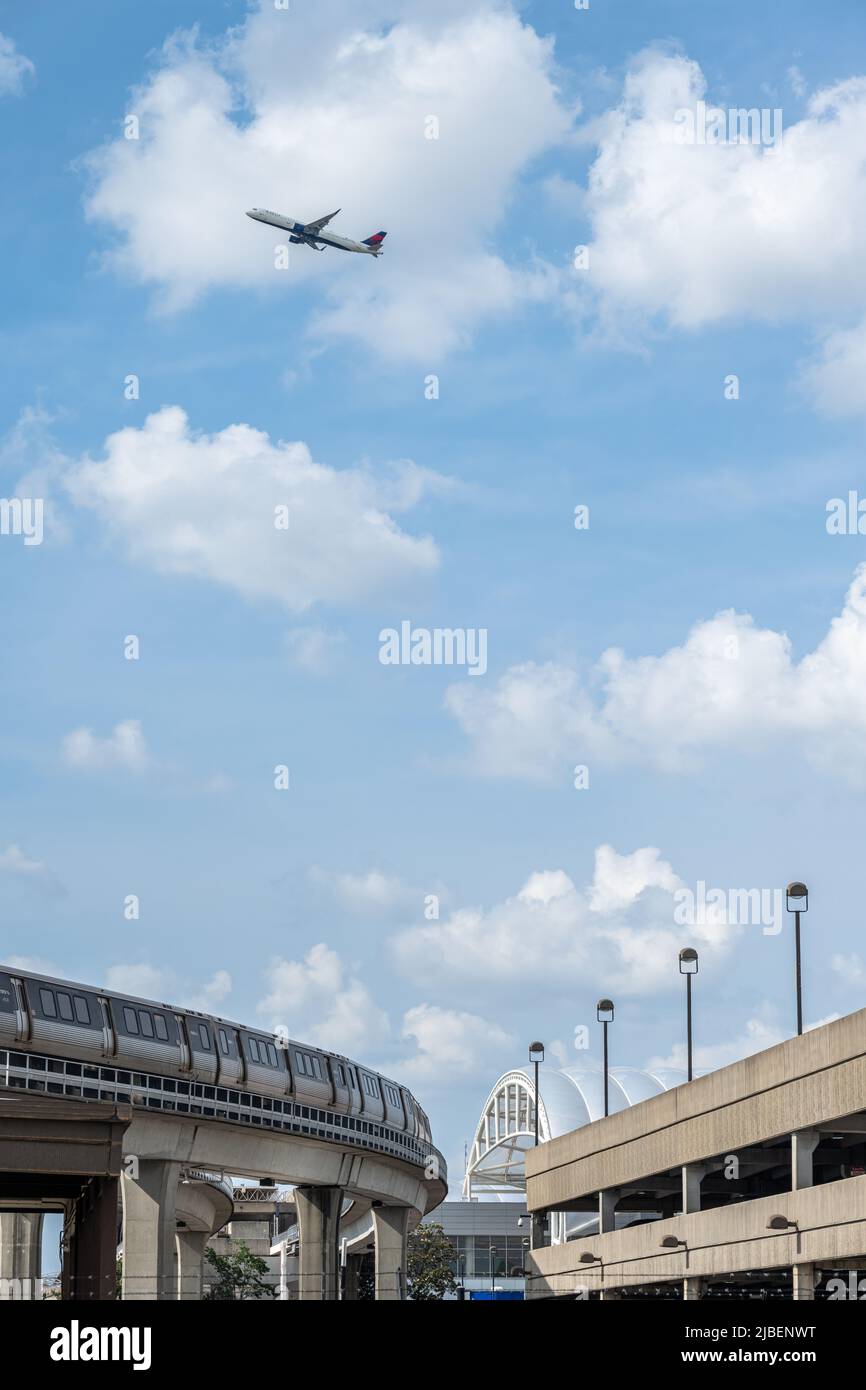 Hartsfield-Jackson Atlanta International Airport, ein aktiver Knotenpunkt für den Boden-, Bahn- und Luftverkehr am verkehrsreichsten Flughafen der Welt. (USA) Stockfoto