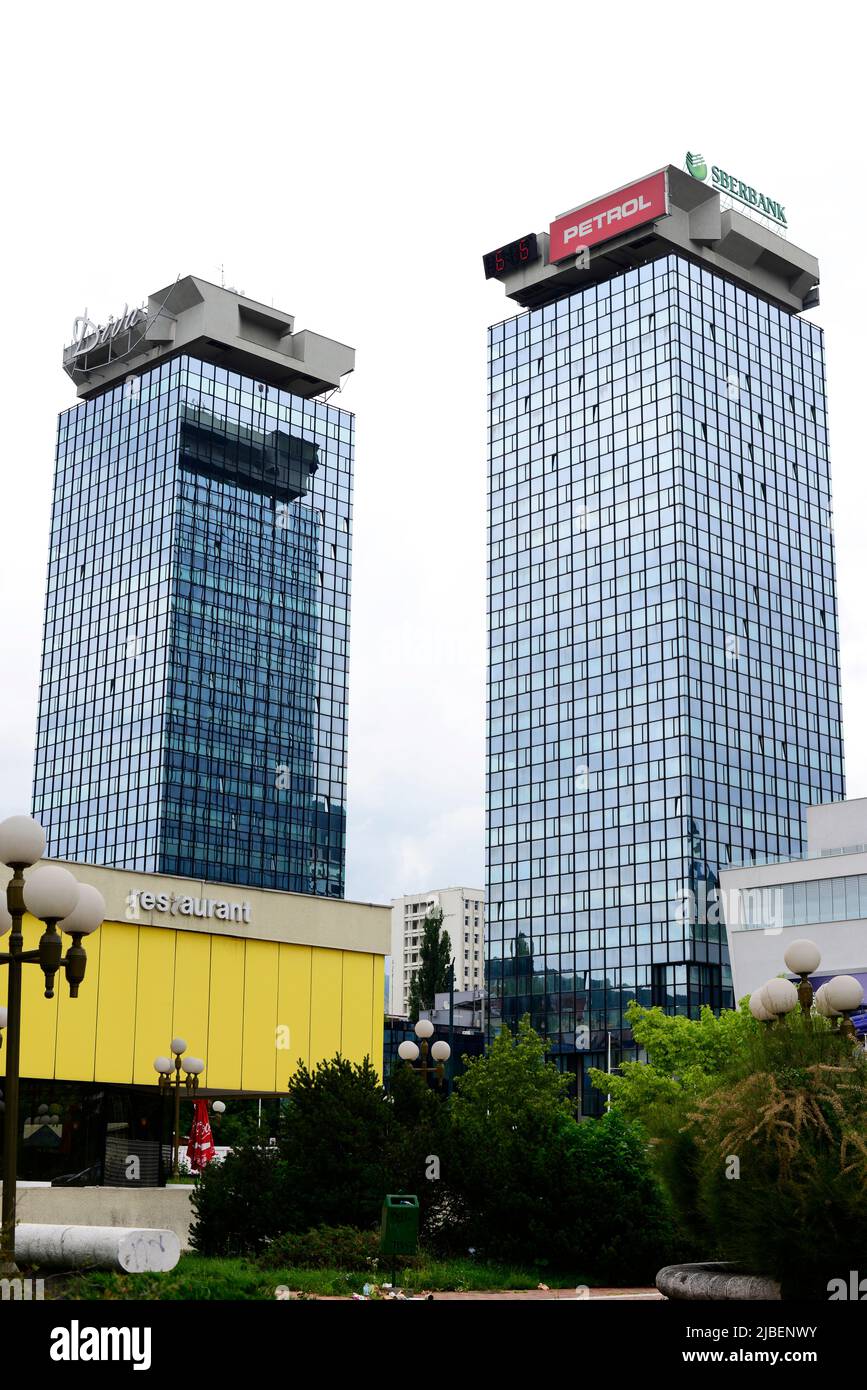 Raiffeisen BANK (iPoslovnica) in modernen Gebäuden in Sarajevo, Bosnien und Herzegowina. Stockfoto