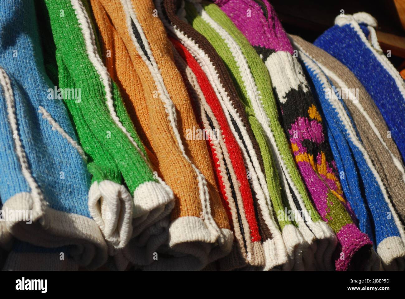 Wintermützen von verschiedenen bunten Winterfarben zum Verkauf Stockfoto