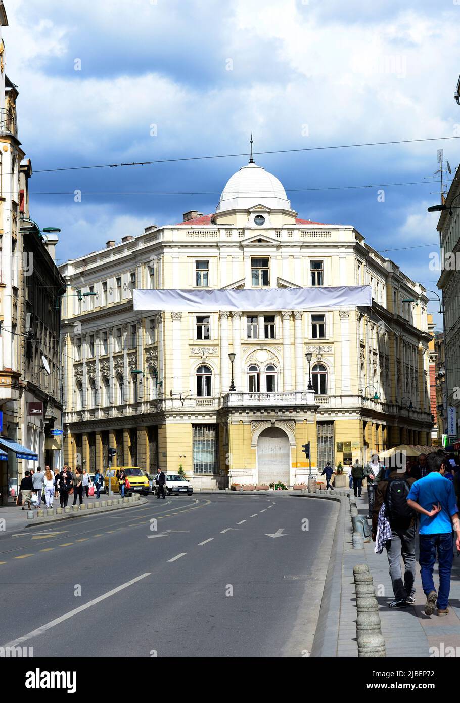 Die lebendige Maršala Tita Straße in Sarajevo, Bosnien und Herzegowina. Stockfoto